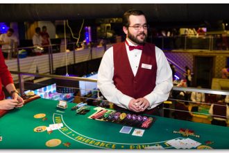 How much do online casino dealers make?