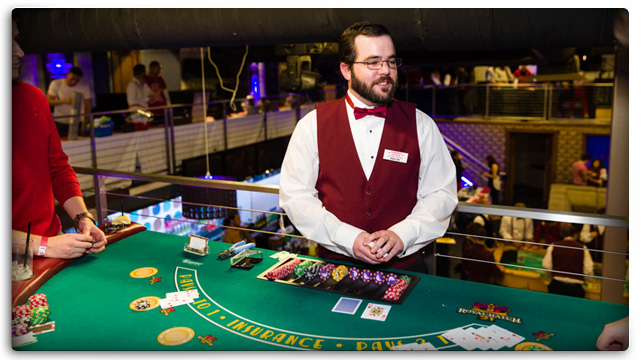 How much do online casino dealers make?