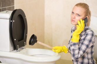 4 Signs That It's Time to Call a Toilet Plumber for Repairs
