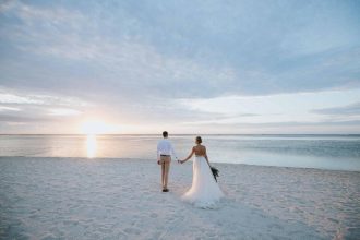 4 Romantic Ideas for Your Dream Beach Engagement Shoot