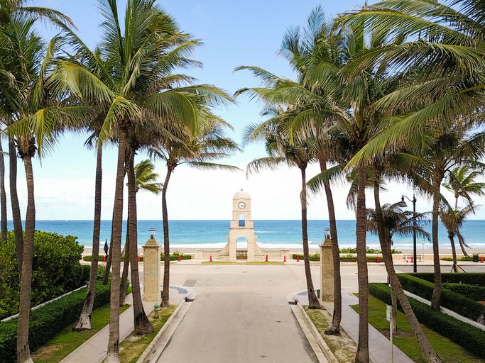 Top 5 Must-See Landmarks on a Palm Beach Driving Tour