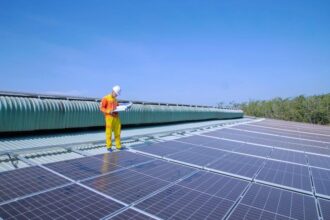Why Commercial Buildings Need a Solar Expert: The Benefits of Going Solar