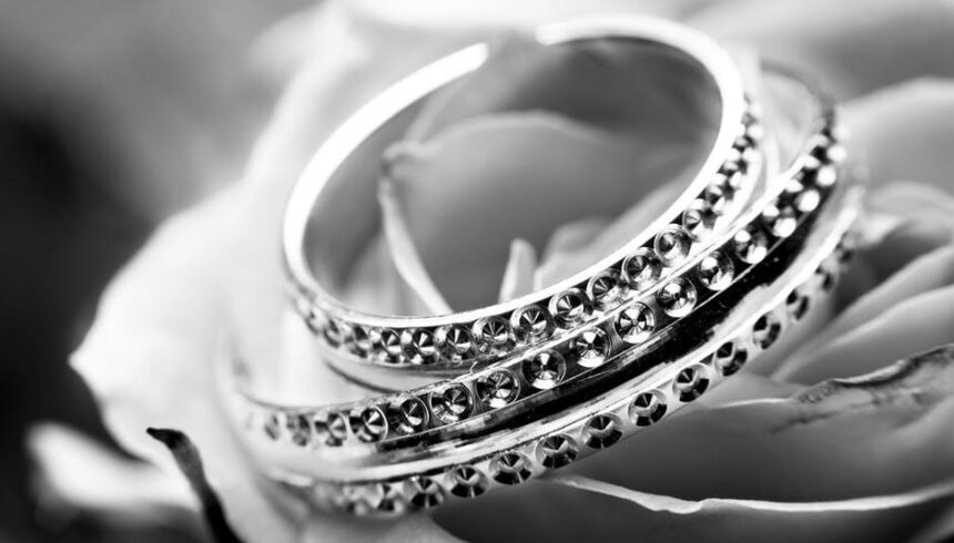 The 4 Benefits of Investing in a Professional Ring Cleaning Machine for Jewelry Businesses
