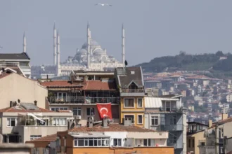 More than 150 injured as earthquakes shake buildings in Istanbul, Turkey