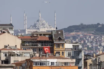 More than 150 injured as earthquakes shake buildings in Istanbul, Turkey