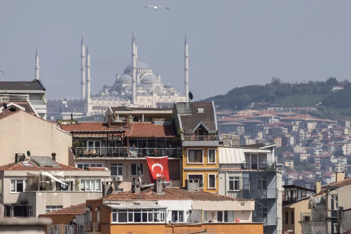 More than 150 injured as earthquakes shake buildings in Istanbul, Turkey