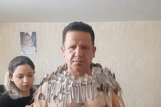 A man breaks his own world record again with 96 spoons