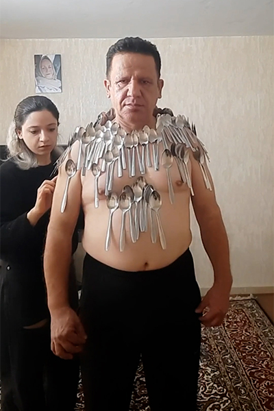 A man breaks his own world record again with 96 spoons