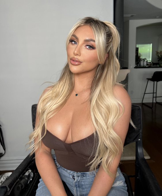 Kayley Gunner Biography, Net Worth, Boyfriend, Age, Height, Weight, Family and Children, Body Measurement and Social Media Profile