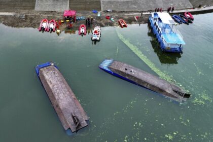 Tourist boats capsize in China