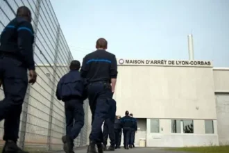 French prisoner escapes in a laundry bag belonging to a released cellmate