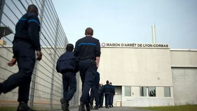 French prisoner escapes in a laundry bag belonging to a released cellmate