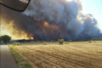 Wildfire in France killed 1 and injured several and is still spreading