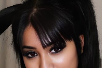 Yasmina Khan Biography