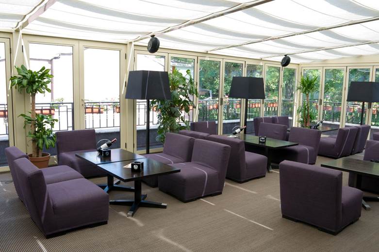 Material Options for Commercial Verandas: From Glass to Metal